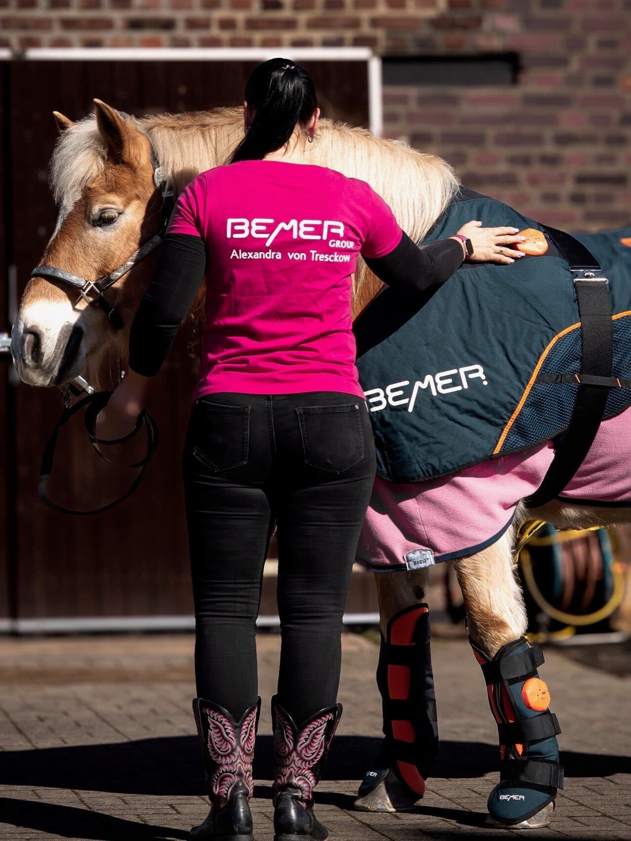 Alexandra mit BEMER-Shirt und Haflinger mit BEMER-Decke